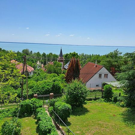 Belvarosi Haz Gyoenyoeru Panoramaval Balatonalmadi Exterior photo