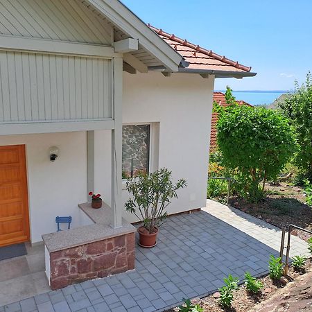 Belvarosi Haz Gyoenyoeru Panoramaval Balatonalmadi Exterior photo