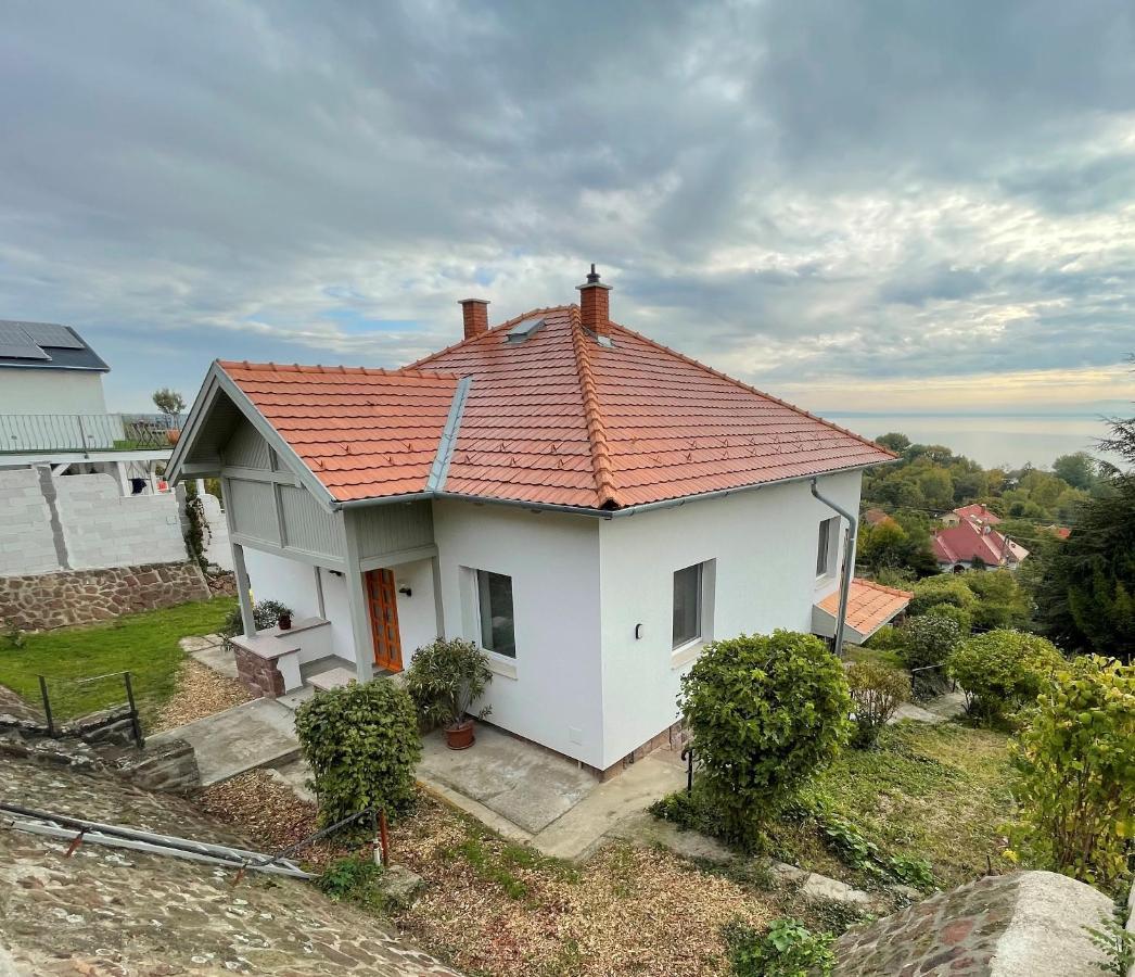 Belvarosi Haz Gyoenyoeru Panoramaval Balatonalmadi Exterior photo