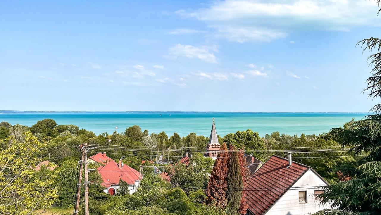 Belvarosi Haz Gyoenyoeru Panoramaval Balatonalmadi Exterior photo