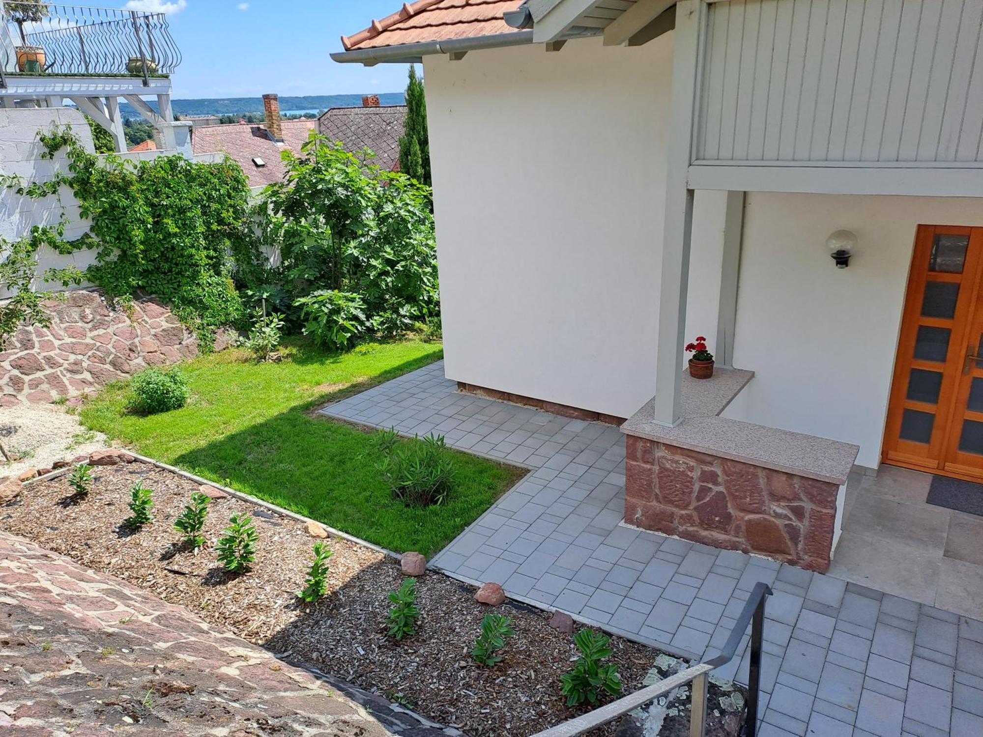 Belvarosi Haz Gyoenyoeru Panoramaval Balatonalmadi Exterior photo
